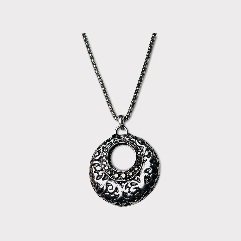 NWT Pendant Necklace